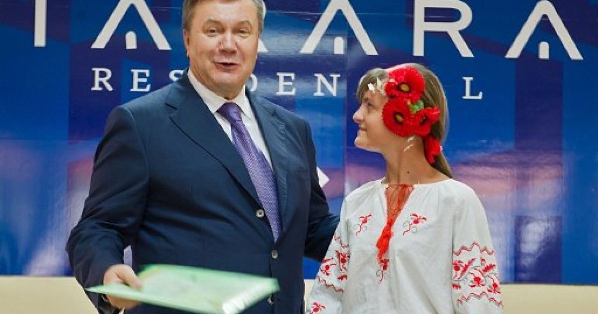 Віктор Янукович відвідав лікувально-оздоровчий центр "Тарара", де проходять оздоровлення та реабілітацію українські діти, постраждалі від аварії на ЧАЕС / © AFP