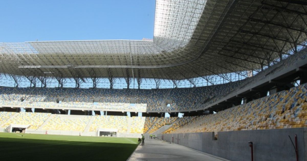 У Львові Мішель Платіні оглянув термінал та аеродром МА "Львів", а також побував на стадіоні, що готується прийняти матчі чемпіонату. / © ukraine2012.gov.ua