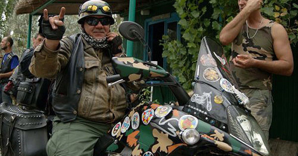 В Миколаєві сотні байкерів взяли участь у байкерському зльоті "Назад у дитинство-2011". / © УНІАН
