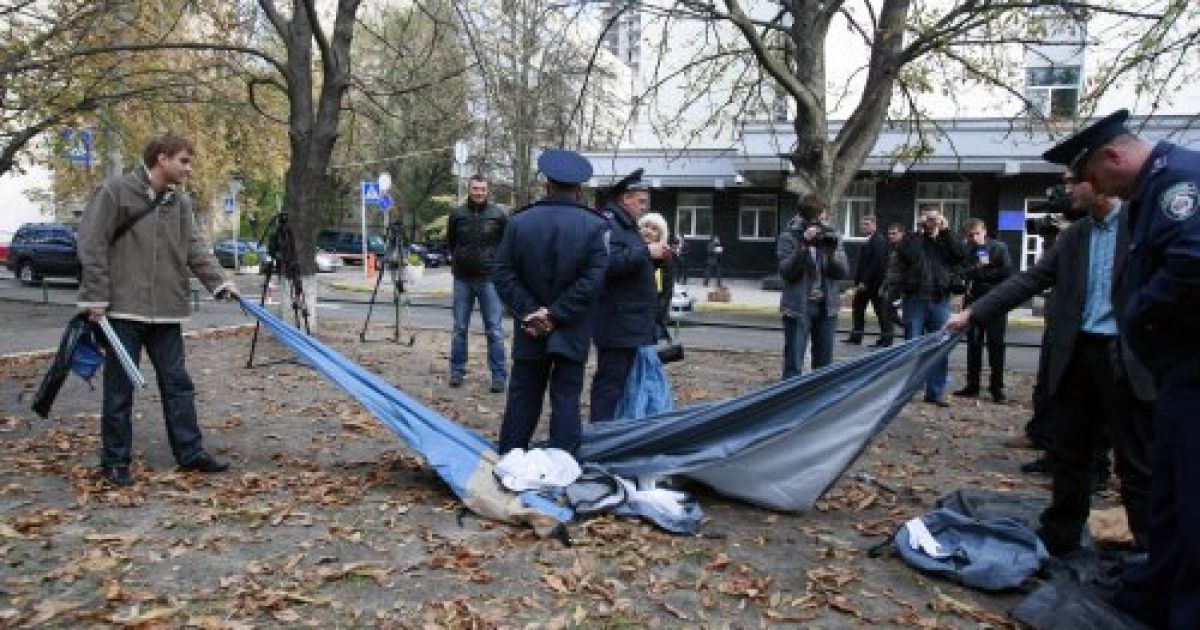 Учасникам безстрокової акції протесту не вдалось встановити наметове містечко біля Генпрокуратури. / © УНІАН