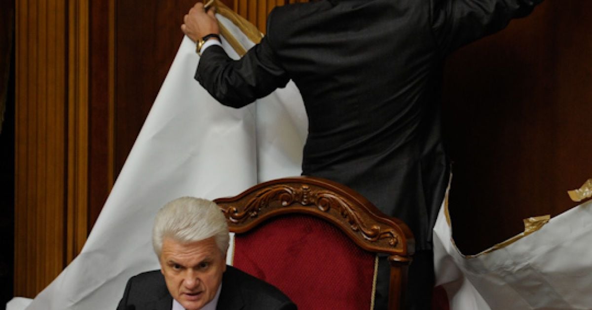 Депутати познімали плакати та розблокували парламентську трибуну.