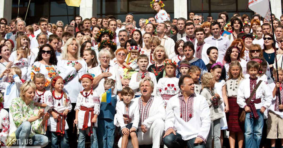 Учасники параду під час святкування зробили найбільшу в світі фотографію людей у вишиванках, на якій зображено понад 200 осіб.