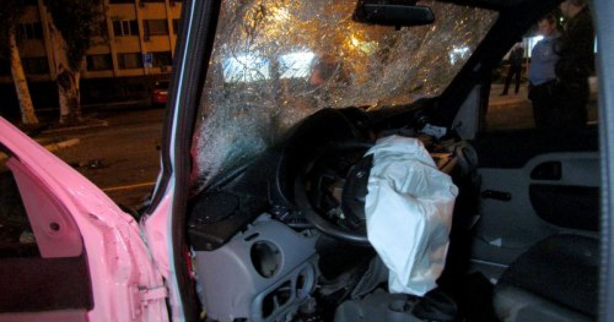 В Маріуполі автомобіль Infiniti, за кермом якого знаходився футболіст ФК "Іллічівець" Філіп Будковський, врізався в дерево / © УНІАН