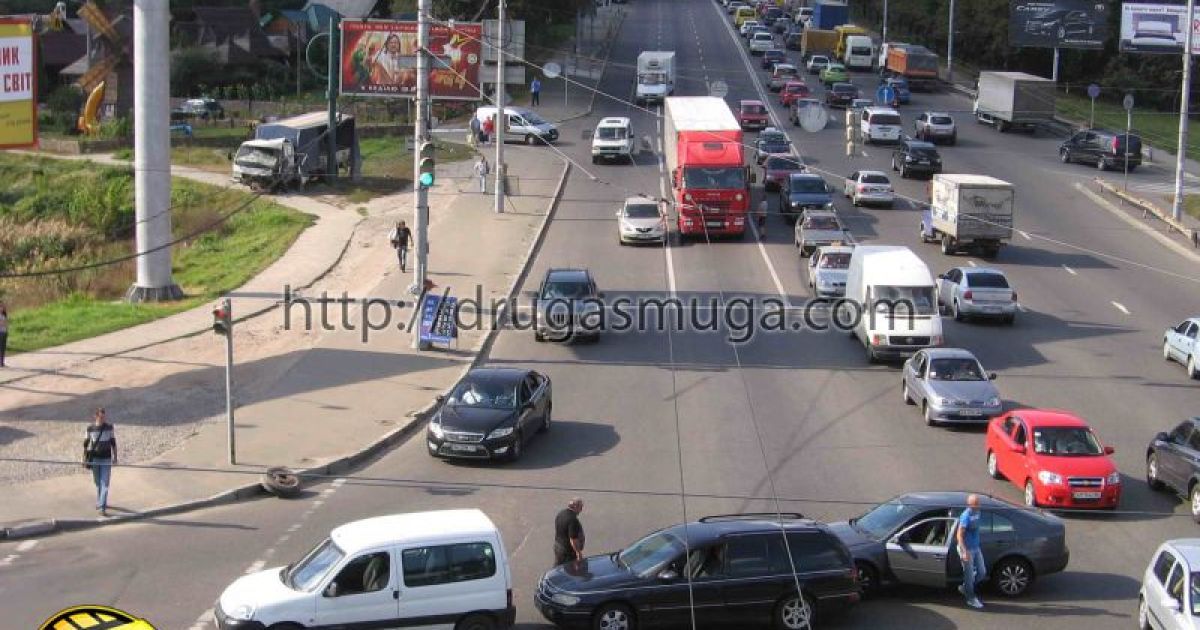У Києві вантажівка, у якої відмовили гальма "влаштувала" масштабне ДТП за участю 9 машин. / © Друга Смуга