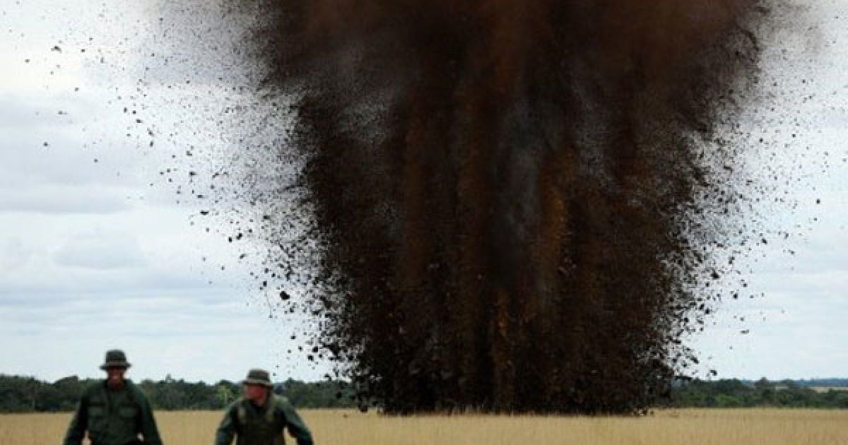 Венесуела, Апуре. Національна гвардія здійснила контрольований вибух, щоб підірвати підпільну злітно-посадкову смугу, яку використовували для незаконного обігу наркотиків між Венесуелою і Колумбією. / © AFP