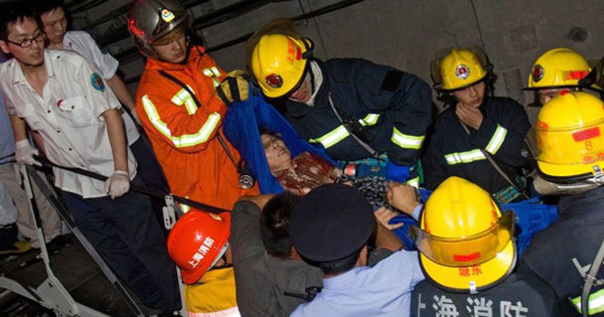 У зіткненні двох потягів в шанхайському метро постраждали більше 260 людей.