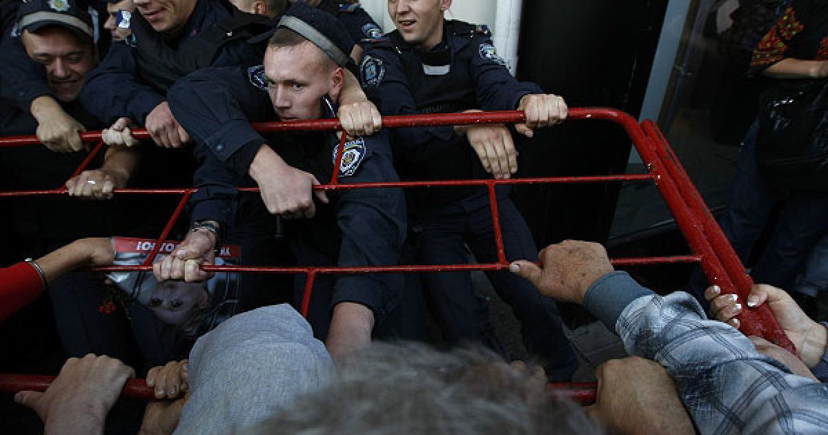 Перед Печерським судом в Києві сталася бійка між міліцією та прихильниками Юлії Тимошенко, які спробували штурмувати двір суду. / © Украинское Фото