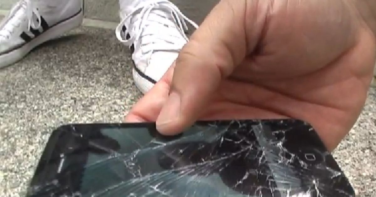 У "кривавій" битві на міцність Galaxy S II переміг iPhone 4S