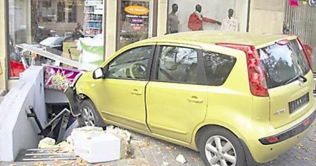 Дівчина за кермом "Nissan-Note" знесла вхід стриптиз-клубу