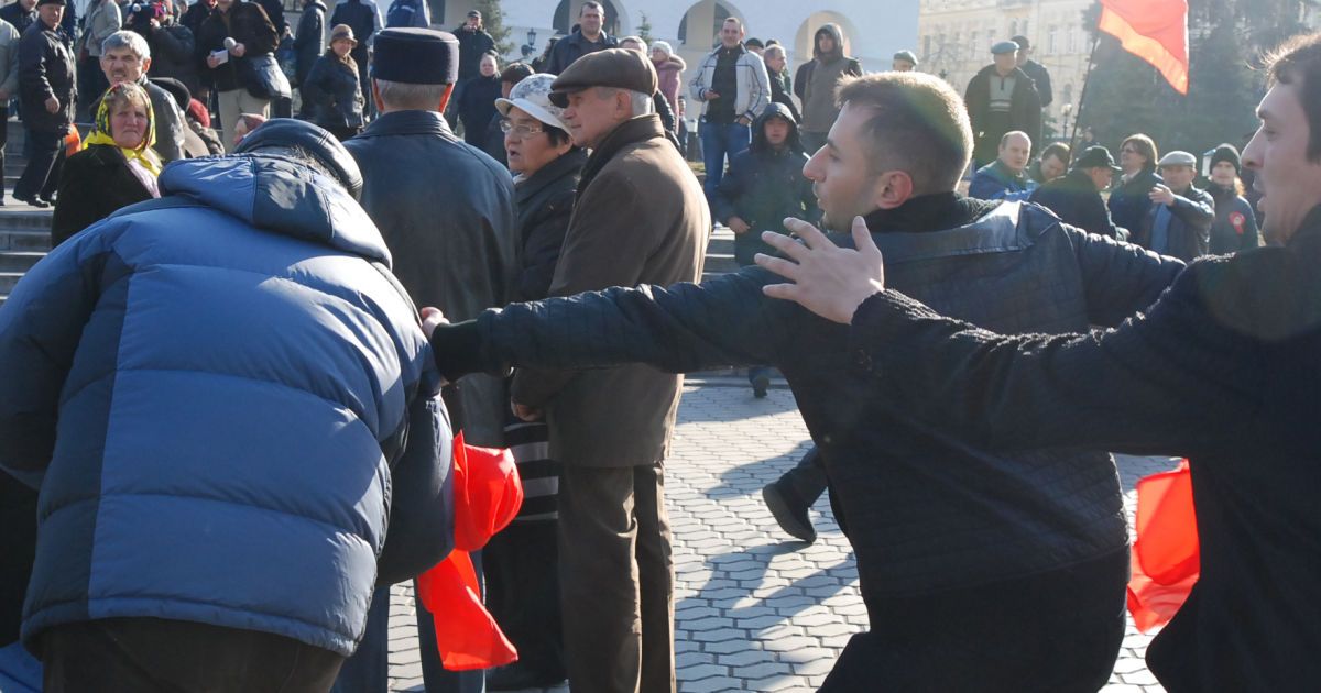 Активісти КУПР відібрали у комуністів, порвали і спалили червоний прапор / © Прес-служба ВГО "КУПР"