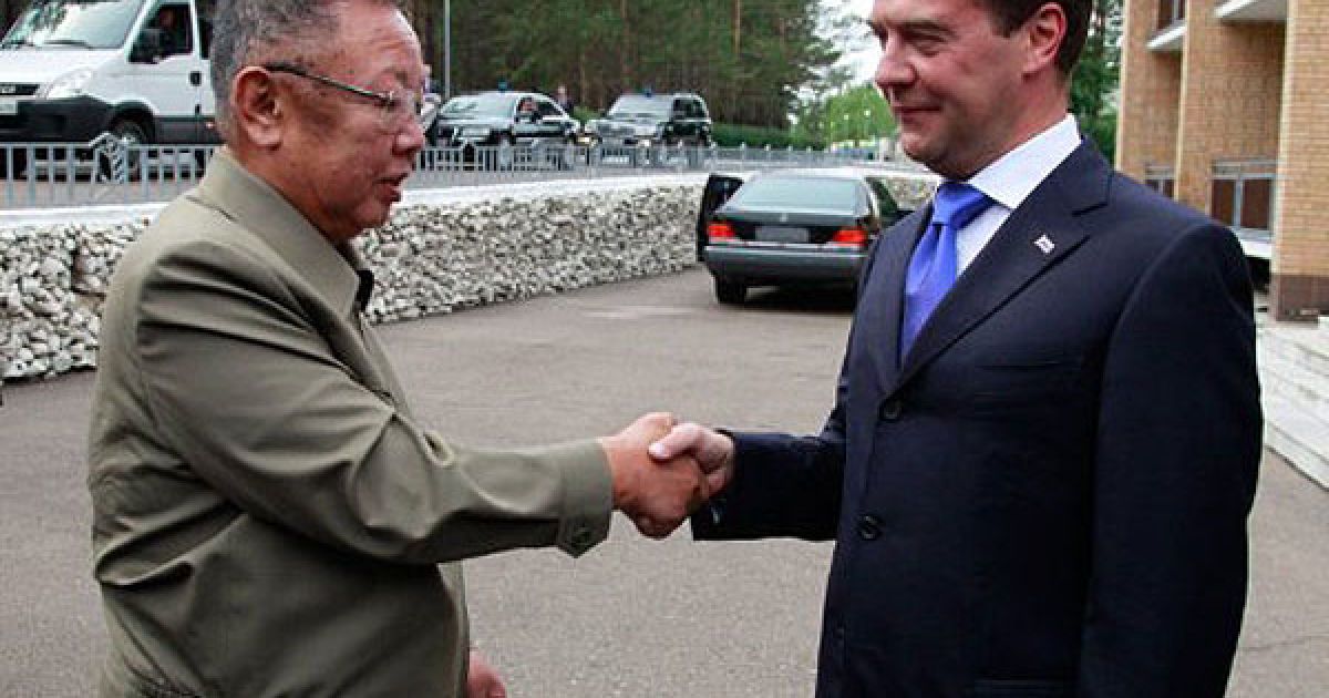 Глава КНДР Кім Чен Ір на бронепоїзді відвідав Росію та зустрівся з президентом РФ Дмитром Мєдвєдєвим. / © AFP