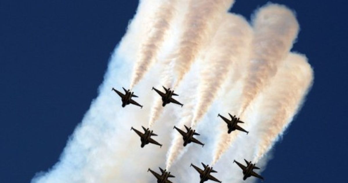 Республіка Корея, Соннам. Пілотажна група ВПС Південної Кореї "Чорні Орли" на тренувальних реактивних літаках Т-50 виступає під час відкриття Сеульської міжнародної аерокосмічної та оборонної виставки. / © AFP