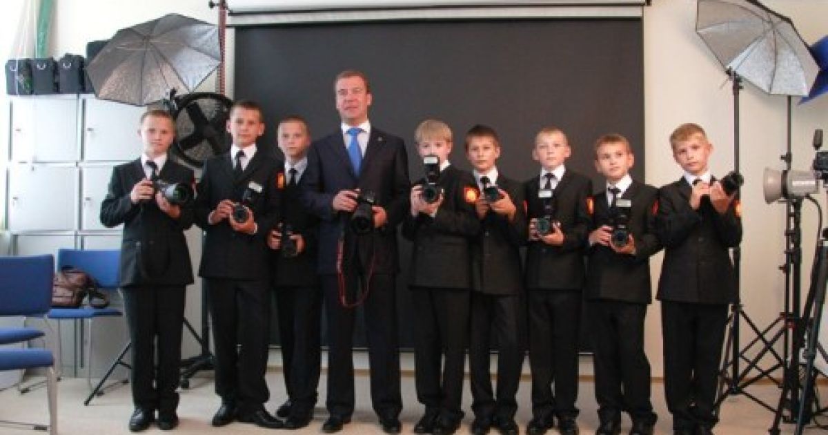 Дмитро Мєдвєдєв відкрив Ставропольське президентське кадетське училище, виступив на урочистій лінійці, пройшовся по будівлі. / © AFP