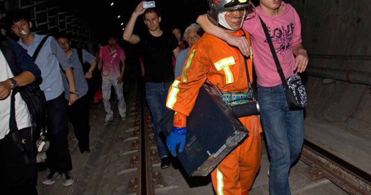 У зіткненні двох потягів в шанхайському метро постраждали більше 260 людей.
