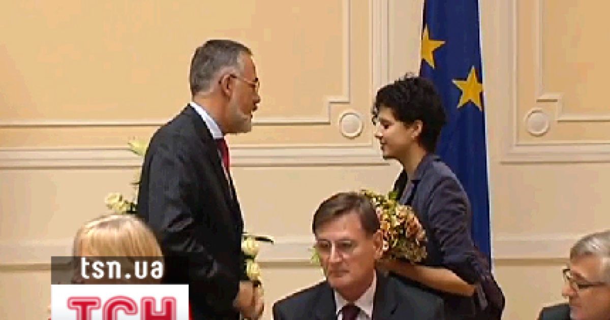 Студентка Києво-Могилянської академії Дарина Степаненко під час спланованої акції проти Дмитра Табачника, вліпила міністрові освіти ляпаса букетом хризантем.