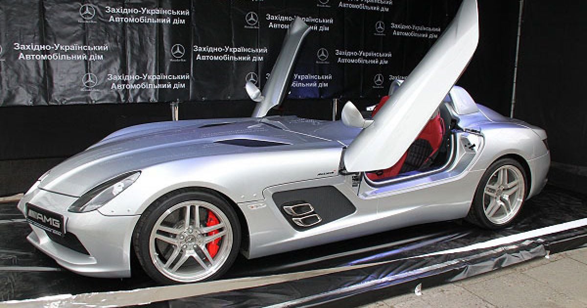 У Львові показали найдорожчий у світі автомобіль Mercedes-Benz SLR McLaren Stirling Moss / © Украинское Фото