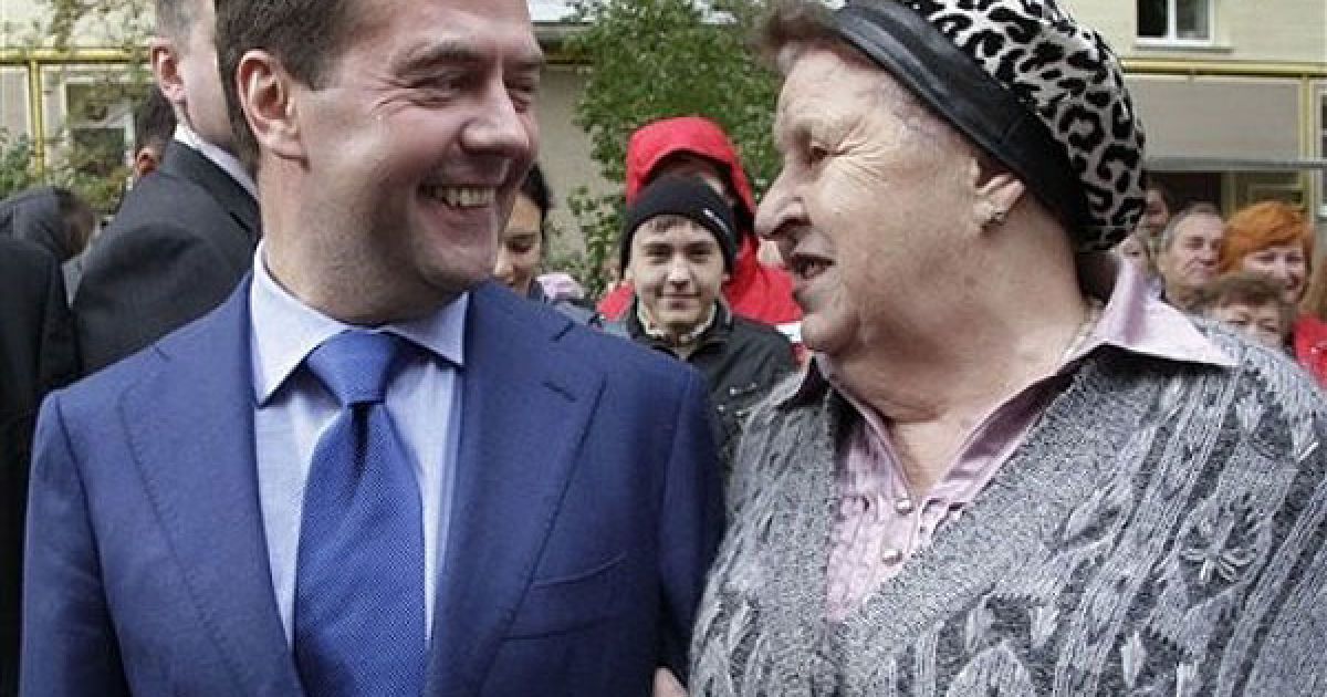 Росія, Звенигород. Президент Росії Дмитро Мєдвєдєв говорить з жінкою під час візиту до старовинного російського міста Звенигород. / © AFP