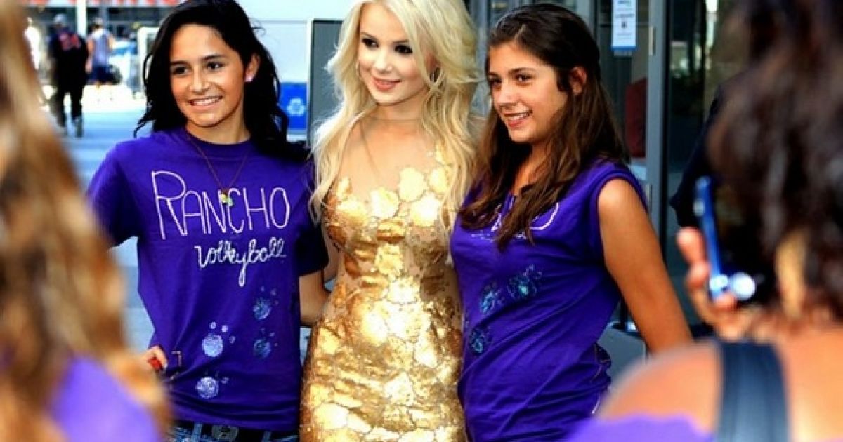 На церемонію MTV Video Music Awards у Лос-Анджелесі Міка Ньютон прийшла у дизайнерському взутті вартістю близько 10 000 доларів. / © vkontakte.ru/mikanewton_official_fan_page