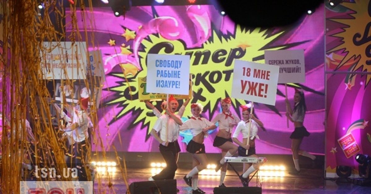 Піонерки у коротких спідничках запалювали під музику 90-х