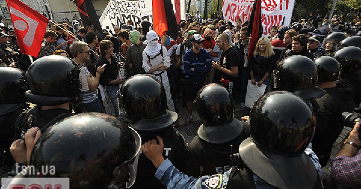 Близько 100 студентів провели мітинг проти політики Міносвіти на Європейській площі в Києві.