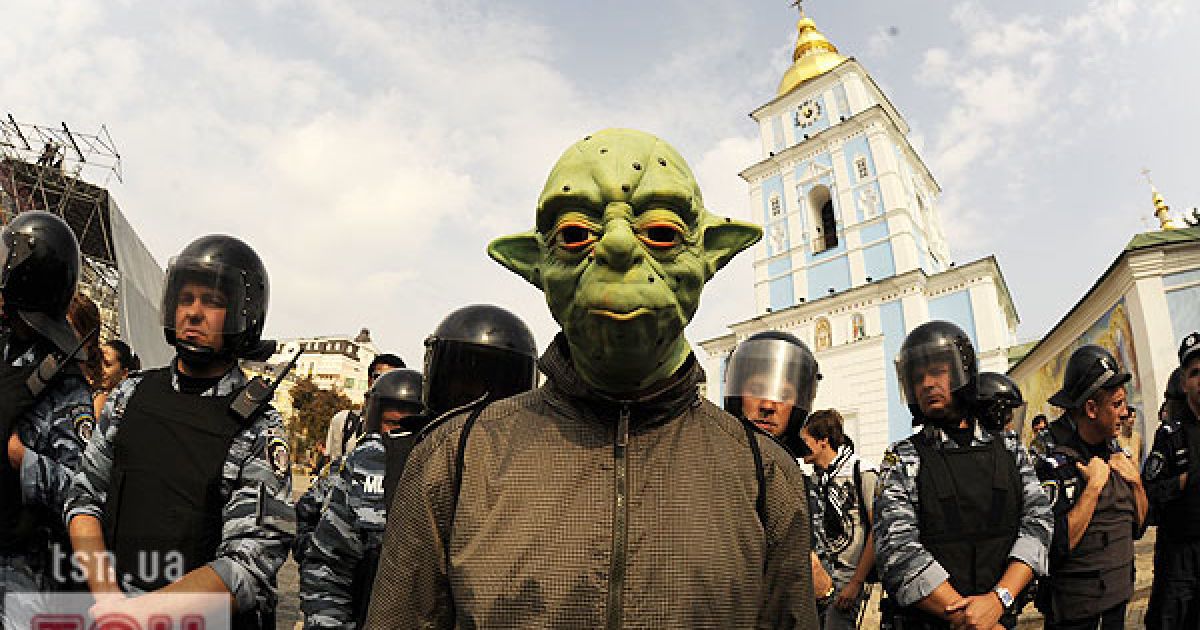 Близько 100 студентів провели мітинг проти політики Міносвіти на Європейській площі в Києві.