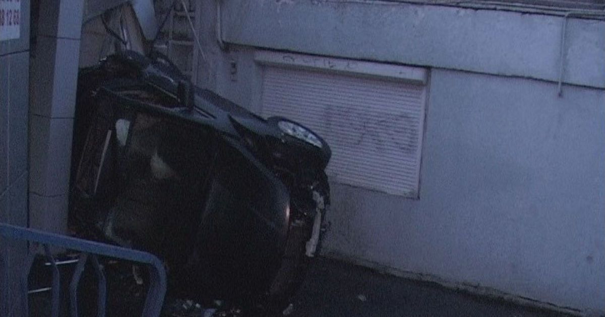 У Києві на з'їзді з Кільцевої іномарка злетіла в повітря і впала на людей. / © Магнолія-ТВ