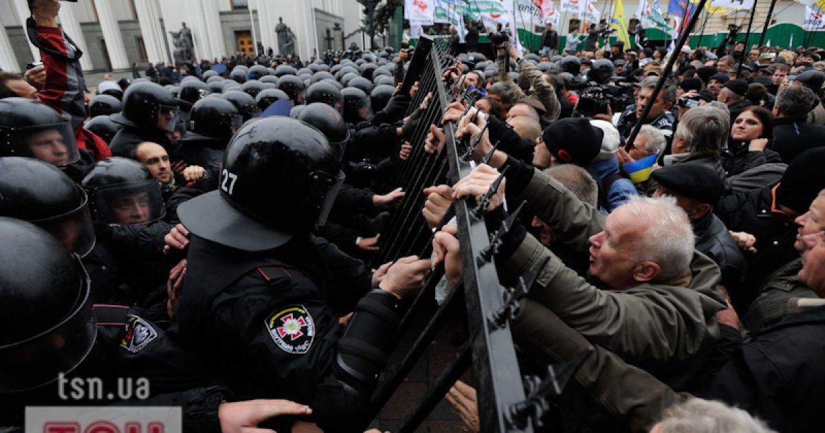 Попередні паркани мітингувальники зносили без особливих зусиль