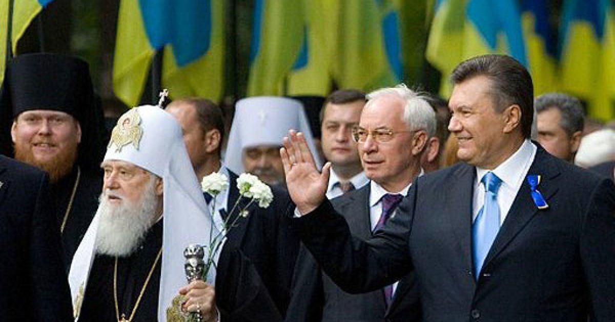 Україна, Київ. Президент України Віктор Янукович вітає гостей урочистої церемонії на честь святкування 20-ої річниці Незалежності України, яку провели перед пам&rsquo;ятником Святому Володимиру в Києві. Україна святкує 20-річчя незалежності від Радянського Союзу. / © AFP