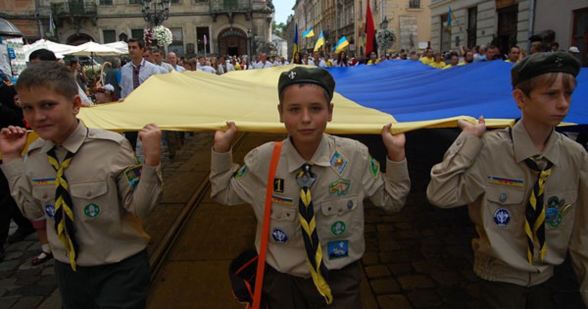 Попереду колони близько 50 дітей несли прапор України розміром 15 на 20 метрів. / © gazeta.ua