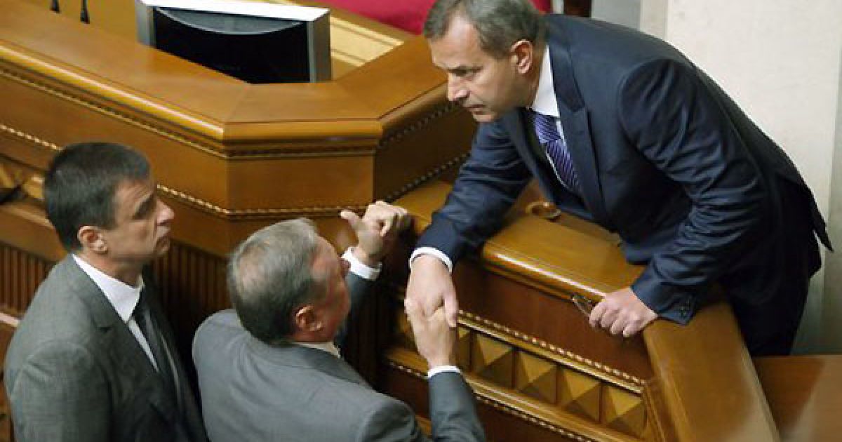 Перший віце-прем&#039;єр Андрій Клюєв вітає лідера фракції Партії регіонів Олександра Єфремова / © УНІАН