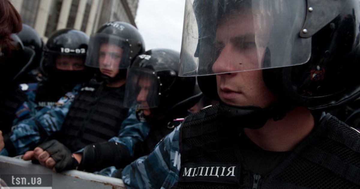 До правоохоронних органів прибуває підкріплення, міліція перекрила прохід до Хрещатика.