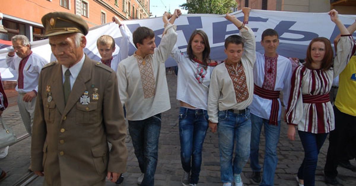 Близько трьох тисяч львів&#039;ян взяли участь у святковій ході з нагоди 20-ї річниці Незалежності України. / © gazeta.ua