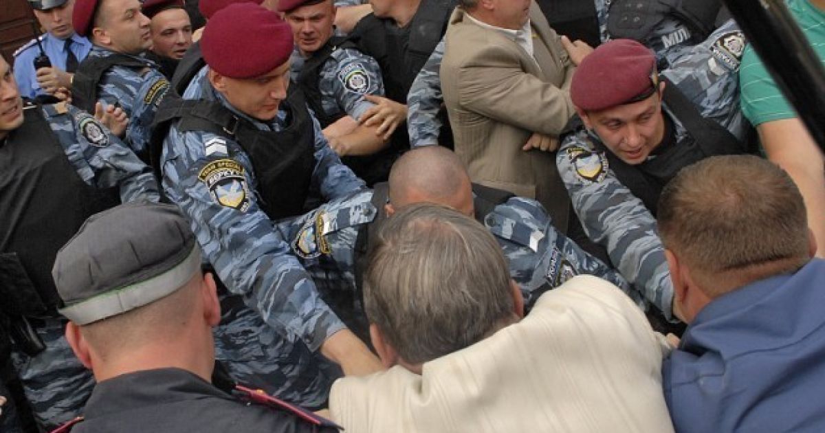 Під Печерським судом між прихильниками Тимошенко та беркутівцями виникла бійка / © tochka.net