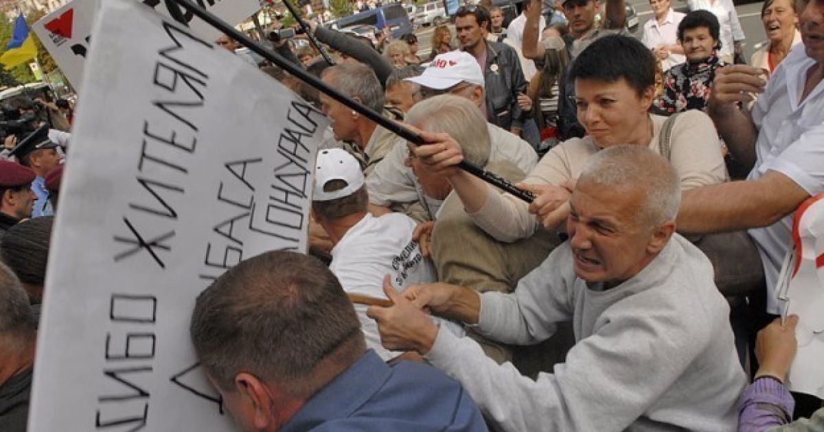 Під Печерським судом між прихильниками Тимошенко та беркутівцями виникла бійка / © tochka.net