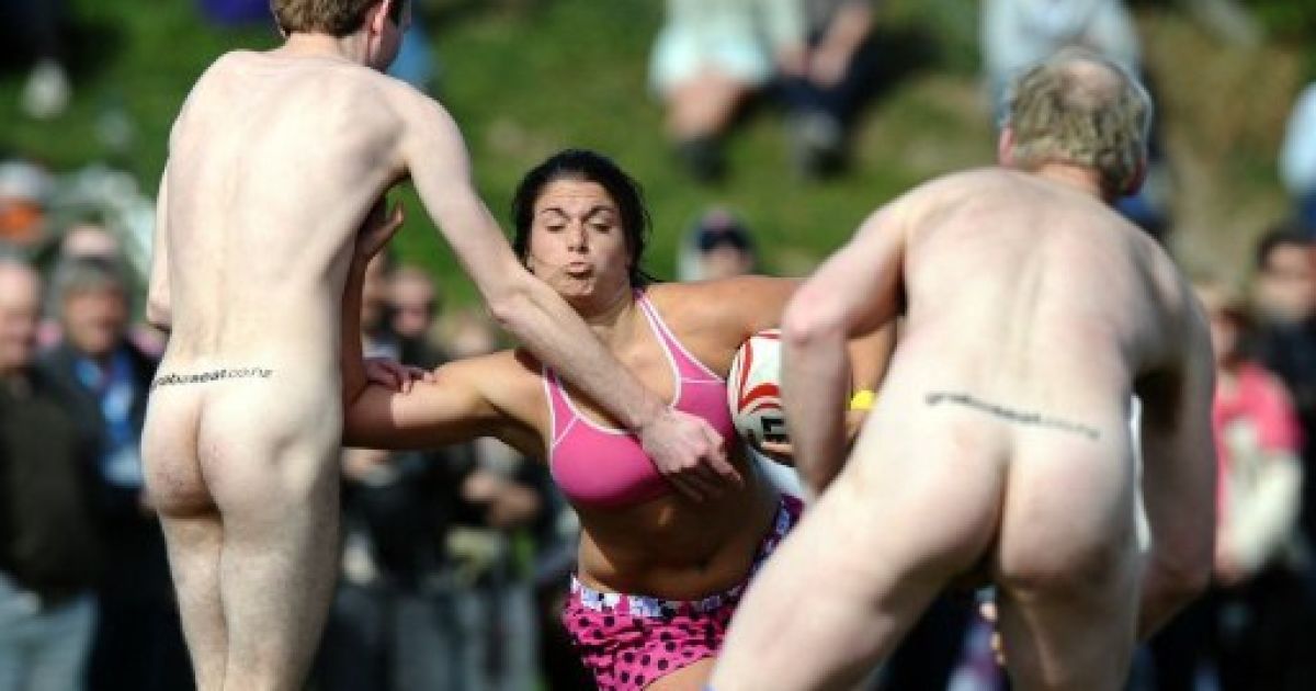 У Новій Зеландії голі чоловіки з команди "Nude Blacks" програла одягненій жіночій команді з Іспанії в регбі. / © AFP