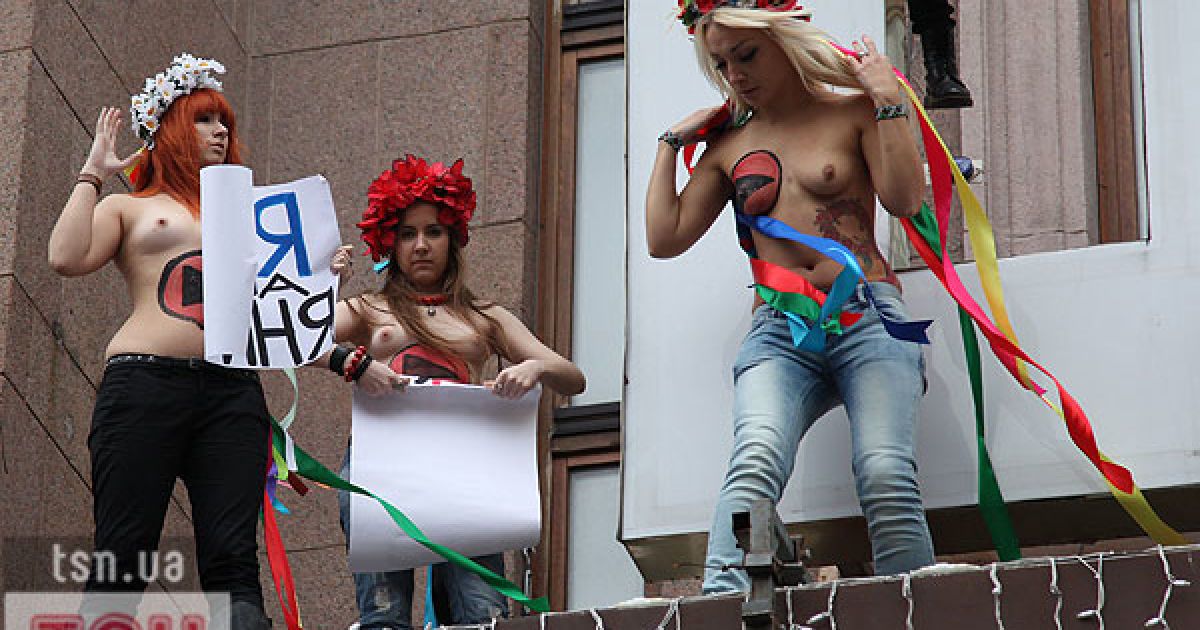 Топлес-акція FEMEN на ЦУМі "Ю и Я - одна уйня"_3