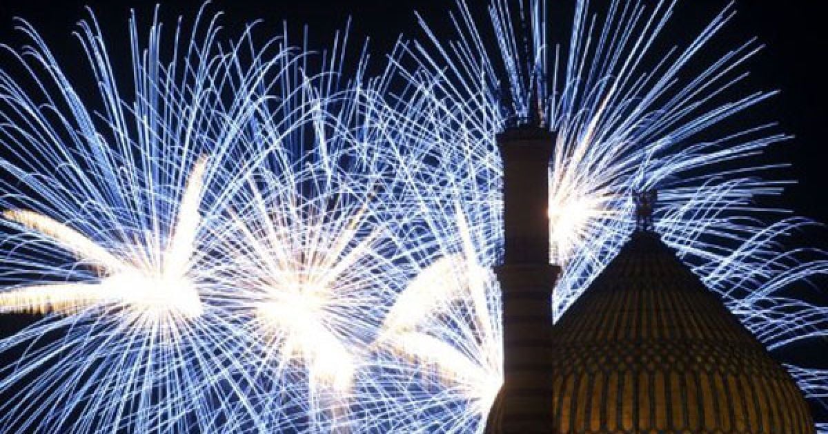 Німеччина, Дрезден. Феєрверки злітають над будівлею Yenidze (колишня будівля сигаретної фабрики, побудованої між 1908 і 1909 роками у вигляді мечеті) під час проведення піротехнічного фестивалю в Дрездені. / © AFP