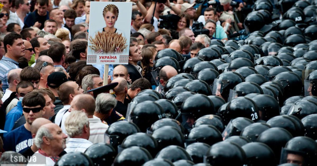 У різних місцях виникають сутички між опозицією та міліціонерами.