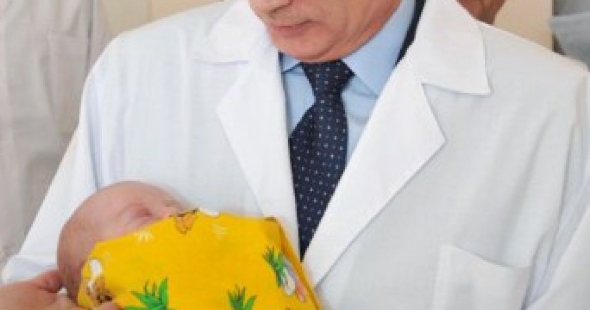 Прем&rsquo;єр-міністр Росії Володимир Путін привітав мешканку Калінінграду Олену Ніколаєву з народженням символічного "семимільярдного землянина". / © AFP