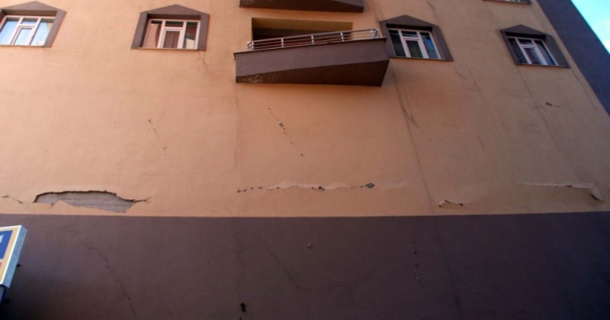 В Туреччині стався потужний землетрус, в результаті якого загинули сотні людей. / © haber7.com