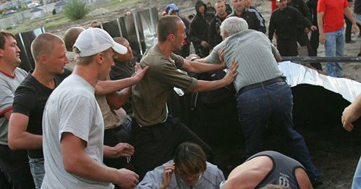 Мирна акція проти забудови на Троєщині в Києві переросла у криваву бійку / © УНІАН