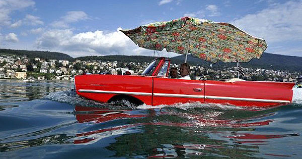 26-ий зліт власників автомобілів-амфібій на озері Невшатель у Швейцарії / © AFP