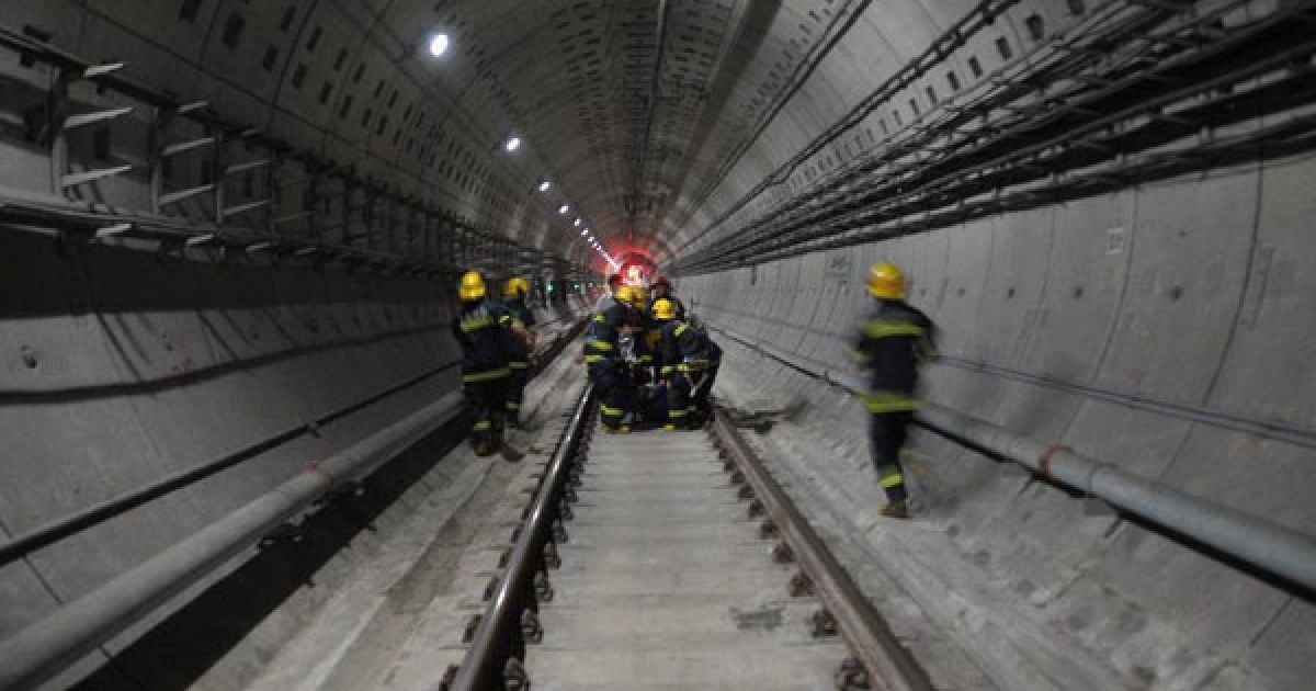 У зіткненні двох потягів в шанхайському метро постраждали більше 260 людей. / © xinhuanet.com