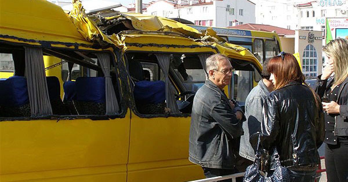 У Севастополі стріла крана впала на дах маршрутки / © sevnews.info
