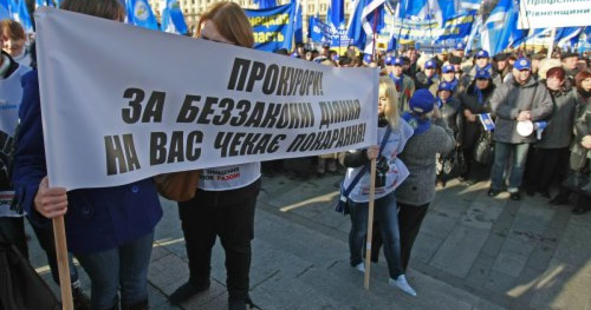 Кілька тисяч людей взяли участь у мітингу та марші протесту проти бідності, який організували Федерація профспілок України спільно з громадськими організаціями / © УНІАН