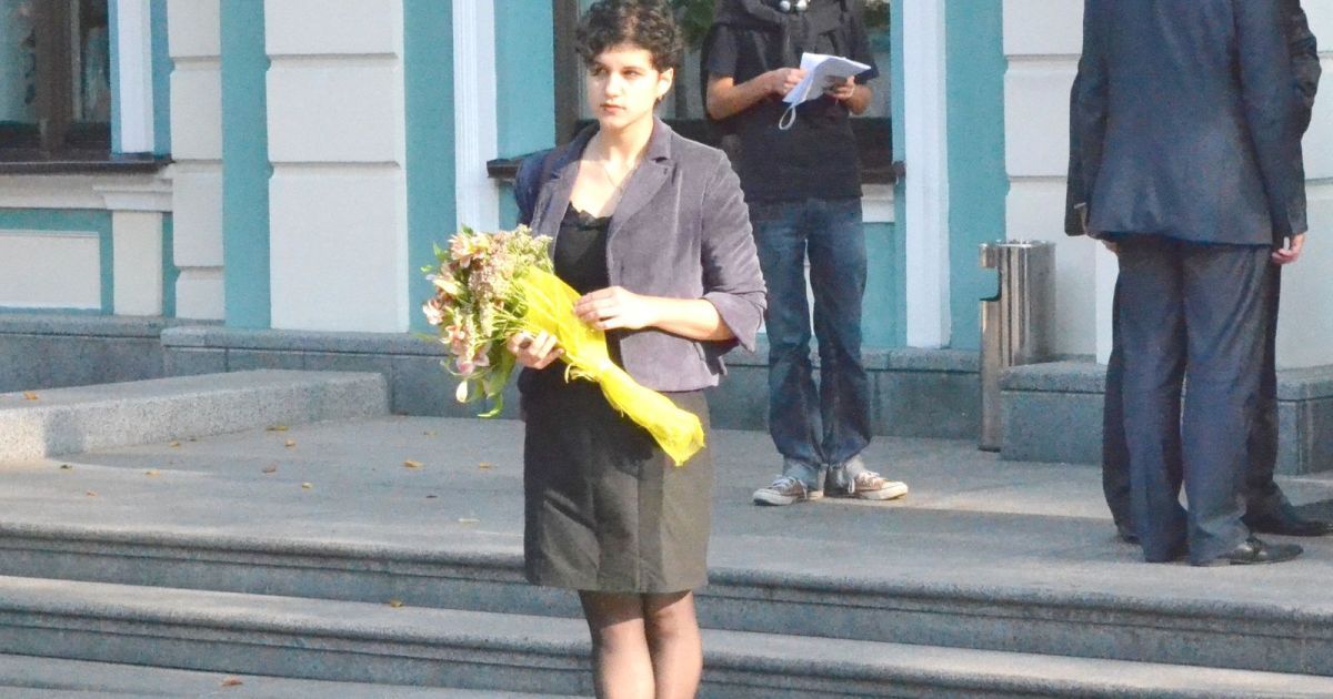 Студентка Києво-Могилянської академії Дарина Степаненко під час спланованої акції проти Дмитра Табачника, вліпила міністрові освіти ляпаса букетом хризантем.