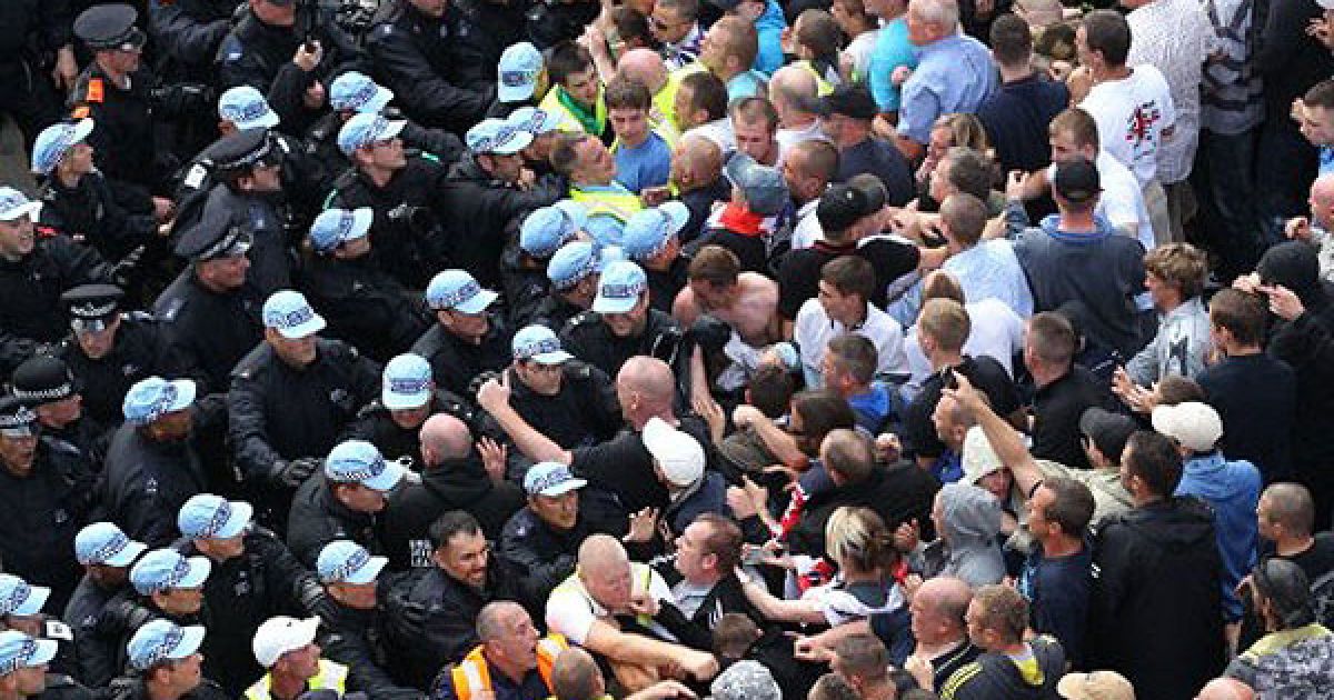 Великобританія, Лондон. Члени правого руху "Ліга захисту Англії" (EDL) спровокували зіткнення з поліцією під час акції протесту поблизу вежі Гамлета у східному Лондоні. / © AFP