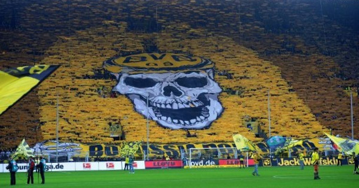 Німеччина, Дортмунд. Прихильники "Боруссії" склали на трибуні величезне зображення черепу під час футбольного матчу першого дивізіону німецької бундесліги між "Боруссією" і "Вольфсбургом".