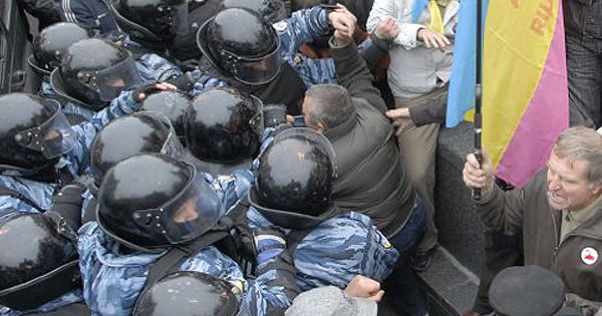 Сутички з "Беркутом" біля Печерського суду_10 / © УНІАН