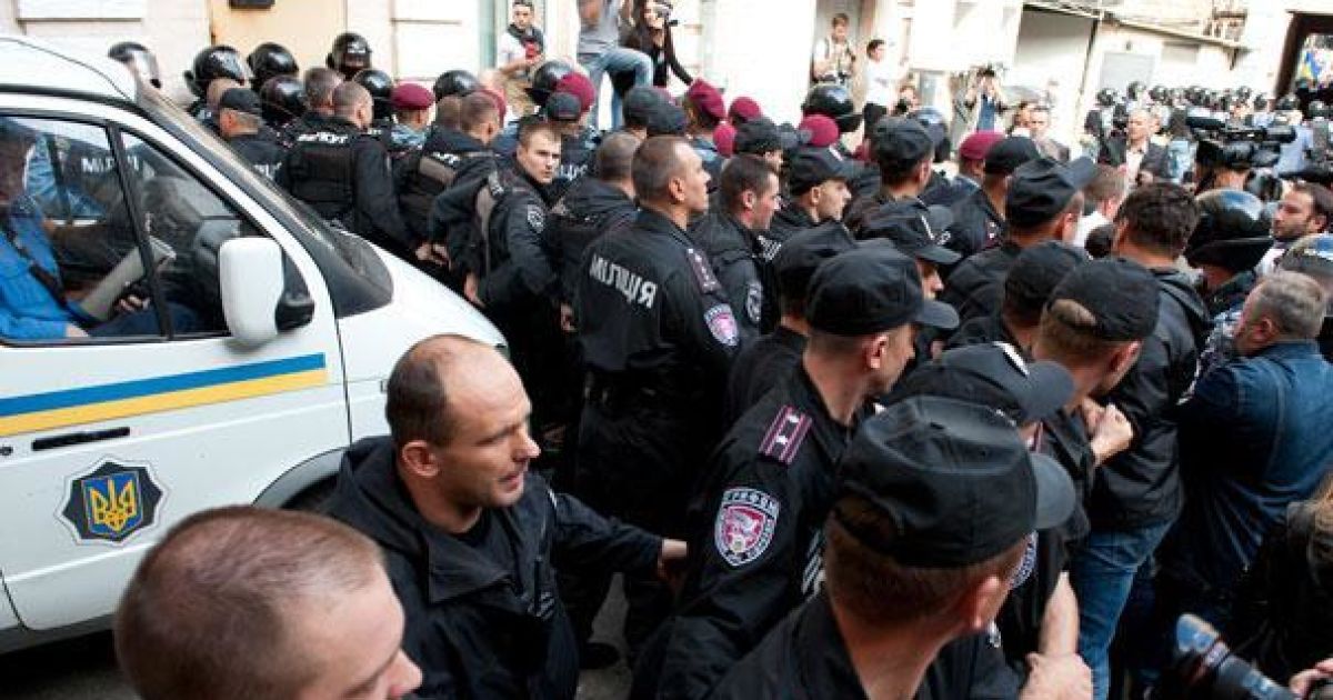 Під Печерським судом між прихильниками Тимошенко та беркутівцями виникла бійка / © Цензор.нет